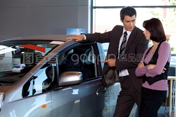 汽車銷售員向顧客解釋汽車特點