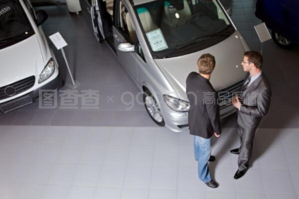 汽車銷售人員向客戶解釋汽車特點